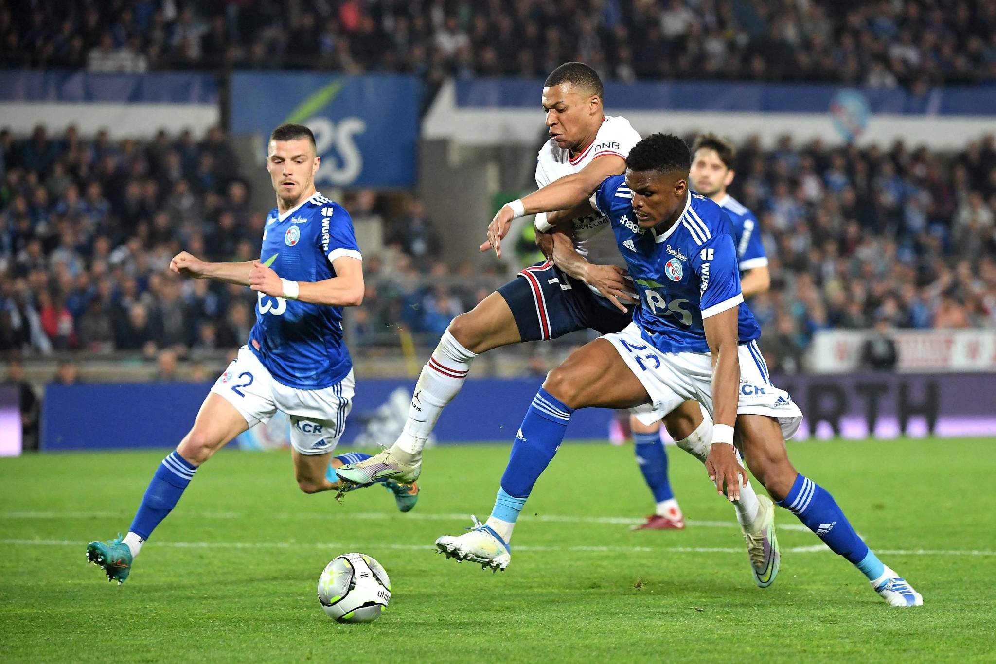 里程碑夜！法兰克福回应争议，法甲关键时刻刷纪录，媒体盛赞，控场能力受关注的简单介绍-九游下载安装